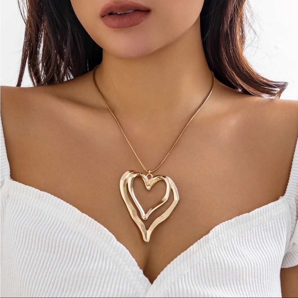 🎉Add elegance with our Double Love Heart Rings Choker Necklace 💛
